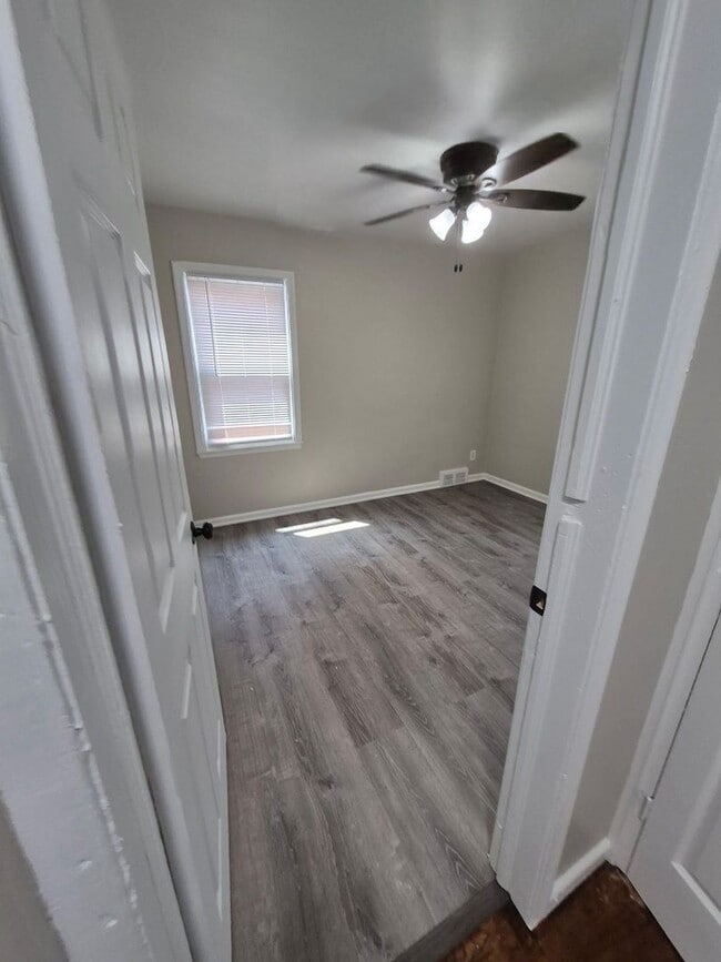 Building Photo - This beautifully updated 3-bedroom, 1-bath single-family home is ready for move-in!