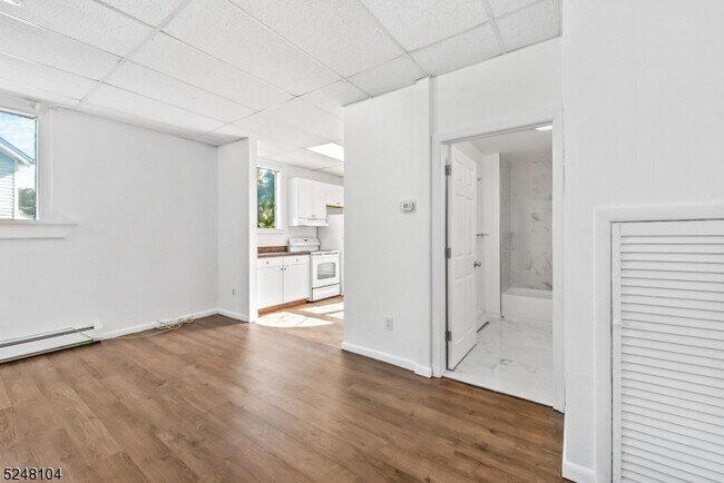 Foto del edificio - 275 Mt Hope Ave