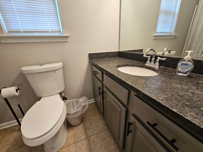 Foto del edificio - Nice Townhome!