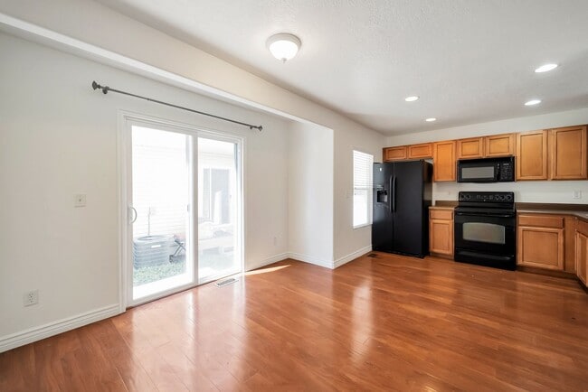 Photo - Awesome Townhome in Iverness Square in Murray