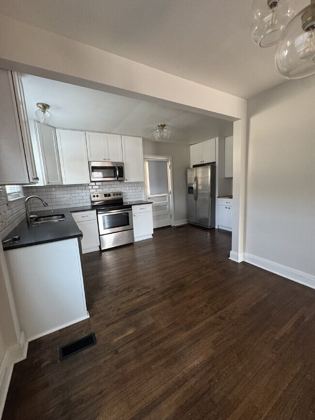 Building Photo - Charming 3 bedroom and 2 bathroom Cottage