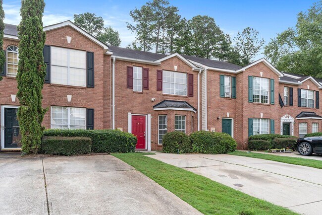 Building Photo - 3BR/2.5BA Townhouse Near Flat Shoals Parkway!