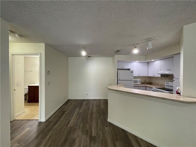 Foto del edificio - 3430 Pinewalk Dr N