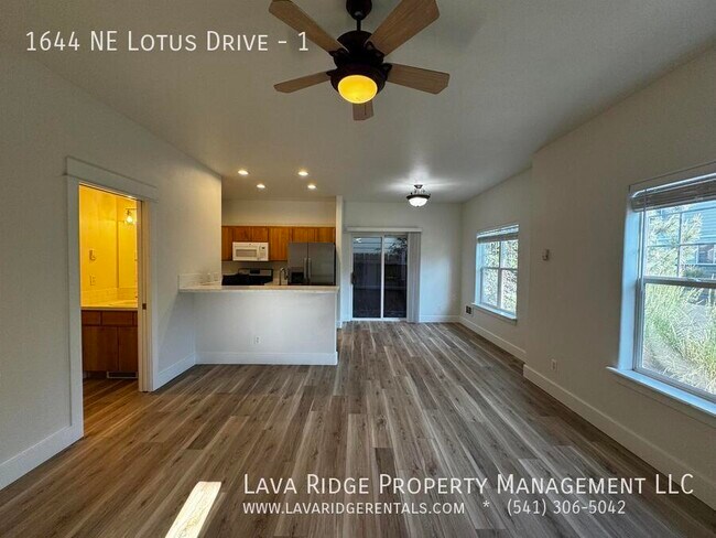 Foto del edificio - 1644 NE Lotus Dr