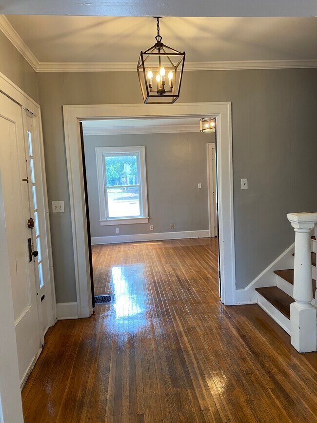 Vestíbulo con bonita lámpara colgante - 3901 N Pennsylvania St