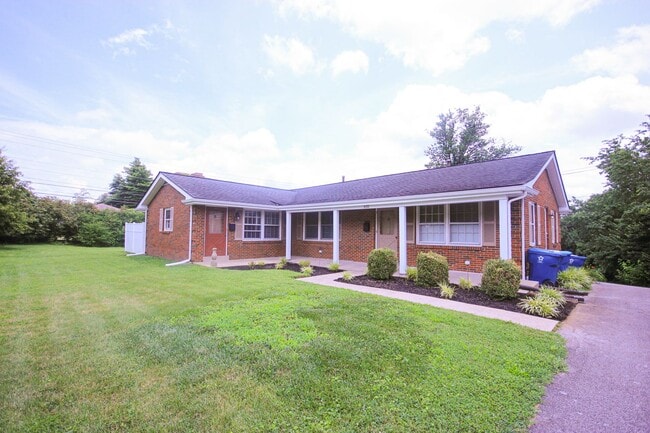 Building Photo - 834 Raven Rd