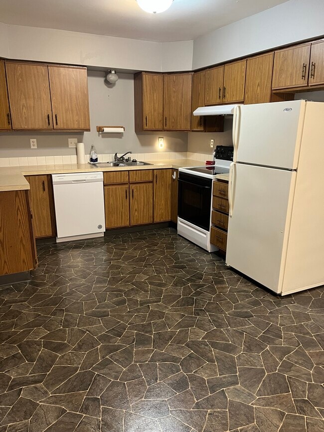 Building Photo - 318 Green Meadow Dr