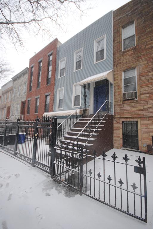 Primary Photo - 201 Weirfield St