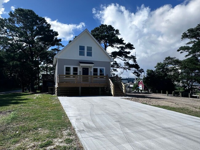 Building Photo - House in Wanchese - Canal front!