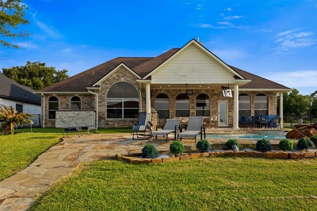 Foto del edificio - 14030 Shoreline Dr