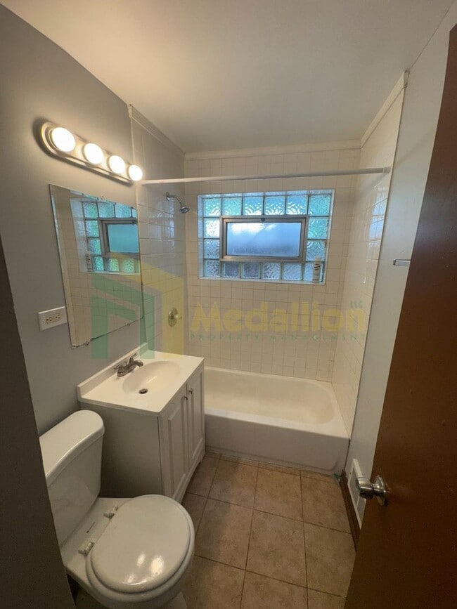 Foto del edificio - Brick Bungalow 4 bed 2 bath + Bonus area i...