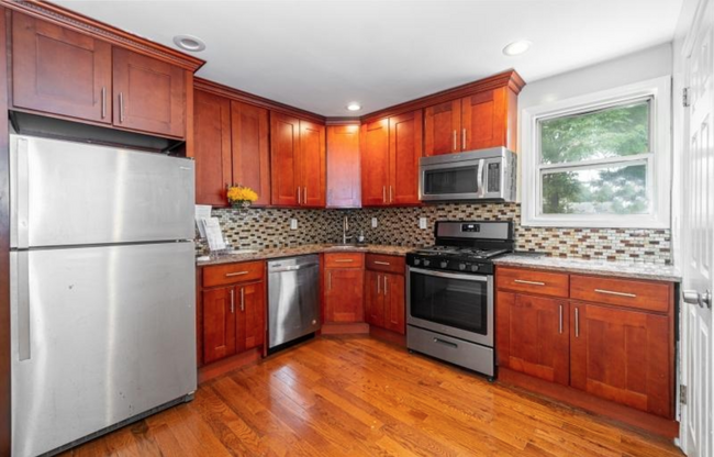 Kitchen - 718 E 7th St