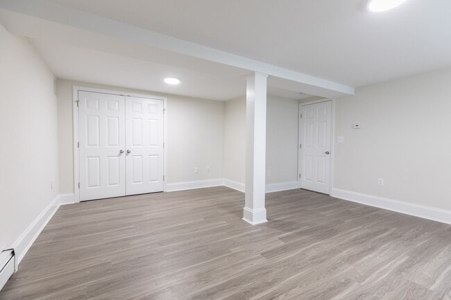 Building Photo - 5 Bedroom