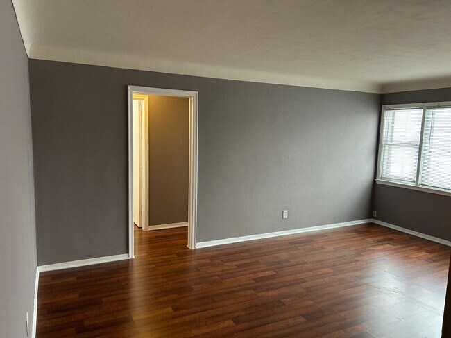 Building Photo - Upper level 1 Bedroom in W St Paul!! Move ...