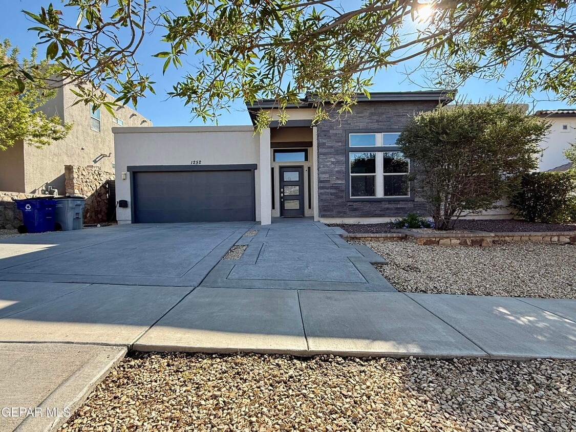 Primary Photo - 1252 Desert Mirage Pl