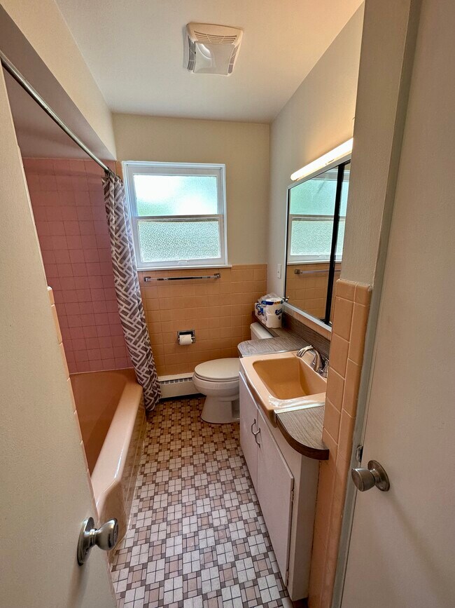 Bathroom - 5640 N Talman Ave