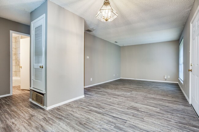 Building Photo - 607 Thrush Ave