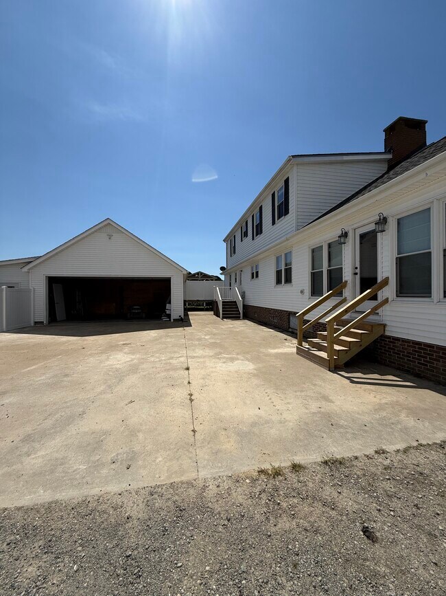 Building Photo - 105 Ainsley Rd