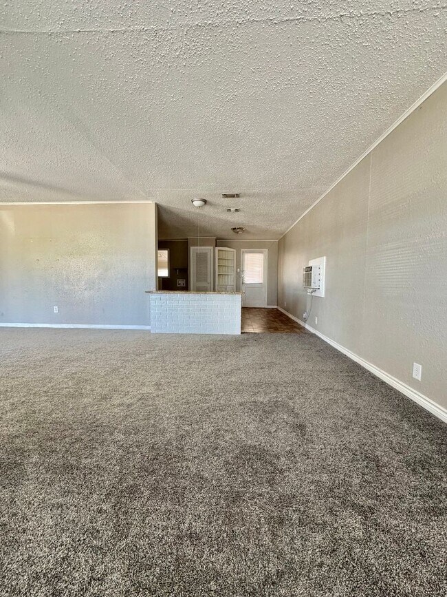 Foto del edificio - COMING APRIL 2026!! 2 Bedroom/1 Bathroom!!