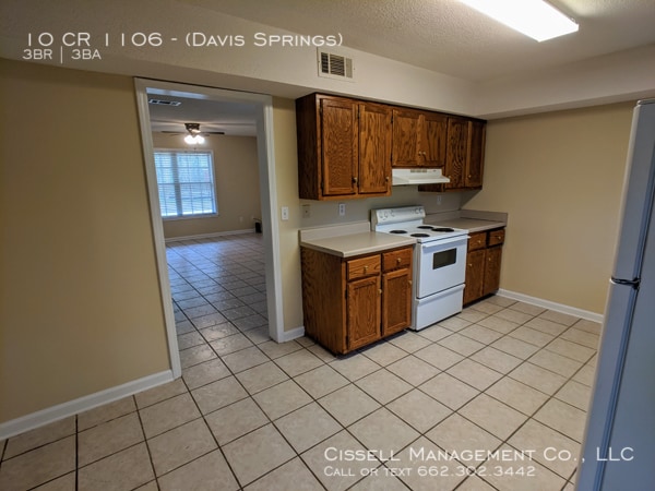 Building Photo - 10 Davis Springs
