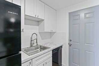 Building Photo - 1407 W Marina Dr