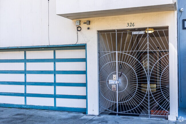 Entrada - 326 32nd Ave