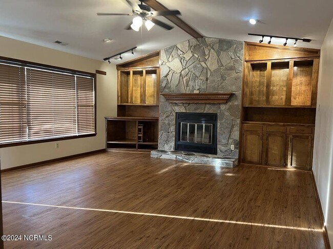 Building Photo - 523 Fox Run Rd
