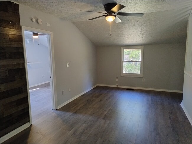 Building Photo - 121 Robinhood Cir