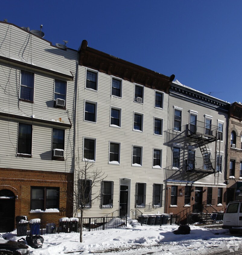 Foto principal - 243 Irving Ave