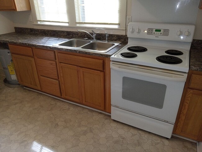 Building Photo - Affordable cozy 2 bedroom, 1-bathroom hous...