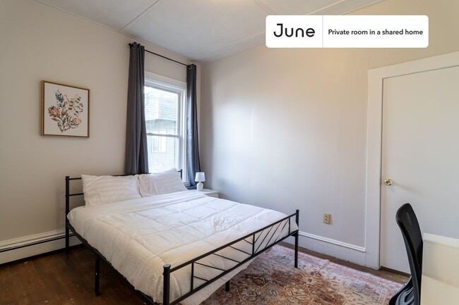 Foto del edificio - Private bedroom in 3 bed/1 bath Home