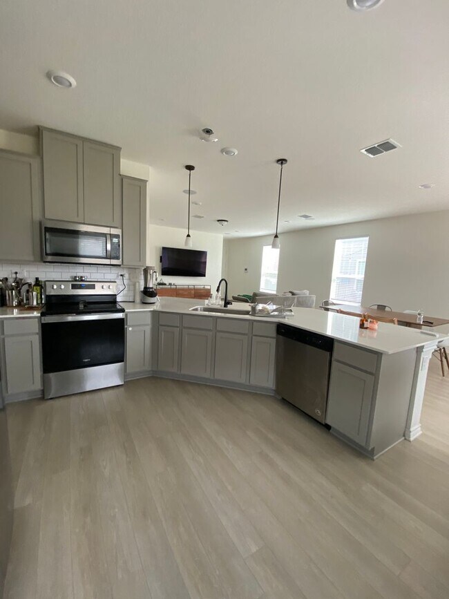 Building Photo - Move in Ready 3 BD/2.5 BA with a Garage Mi...