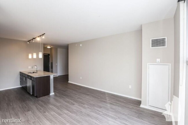 Building Photo - 118 N Desplaines St
