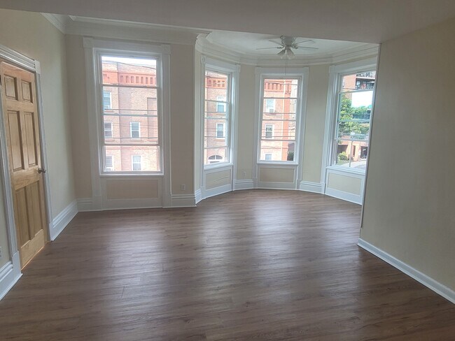 Sala de estar - 4 115th St