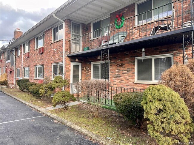 Foto del edificio - 810 Blooming Grove Turnpike