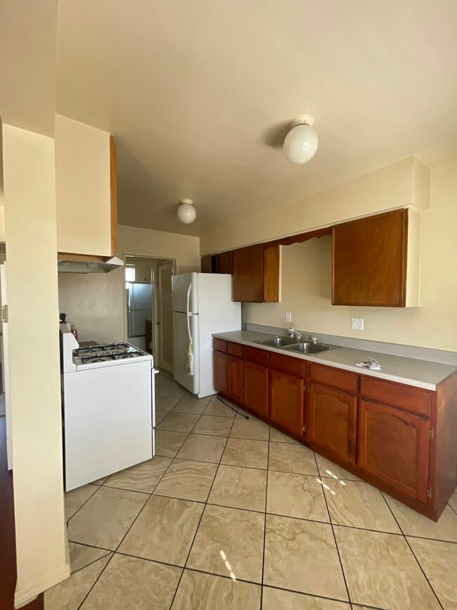 Building Photo - 1023 E 12th St