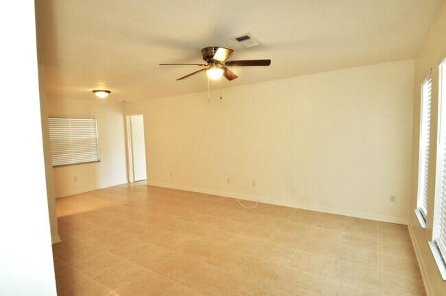 Foto del edificio - 838 Gillen Ave NW