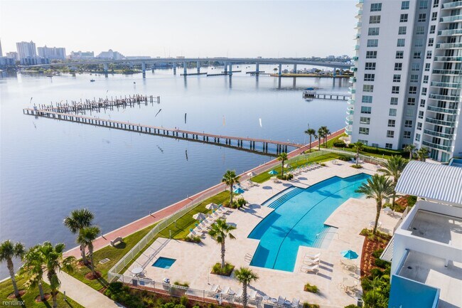 Building Photo - 231 Riverside Dr