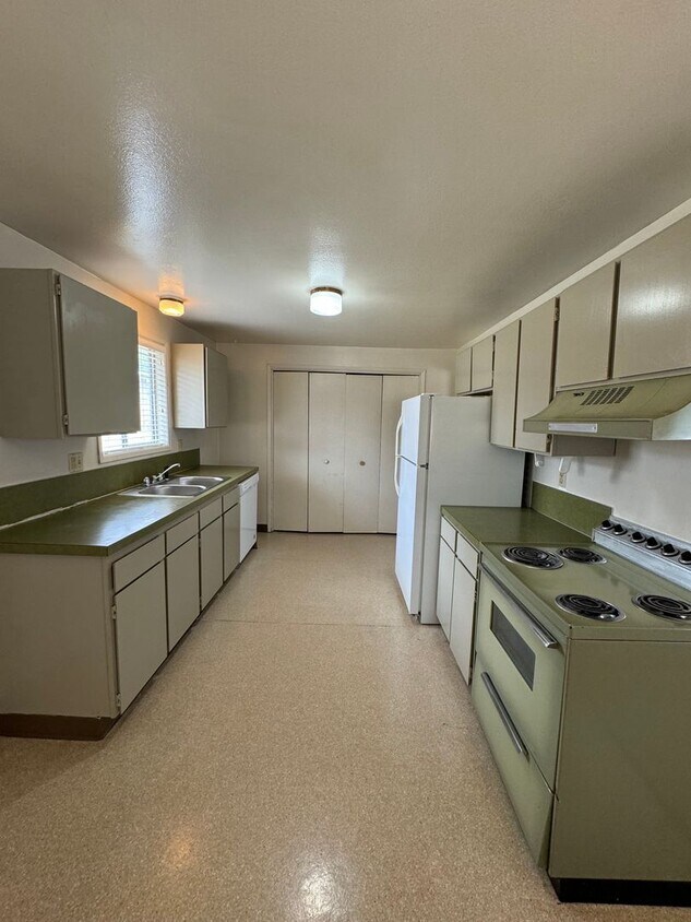 Foto principal - 2 bed 1 bath duplex - water/sewer and garb...