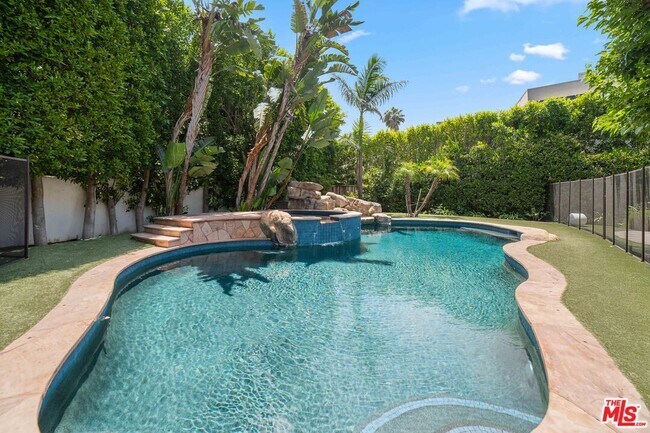 Foto del edificio - 2701 Roscomare Rd