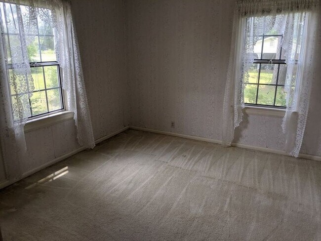 Building Photo - Dream home away from all trouble