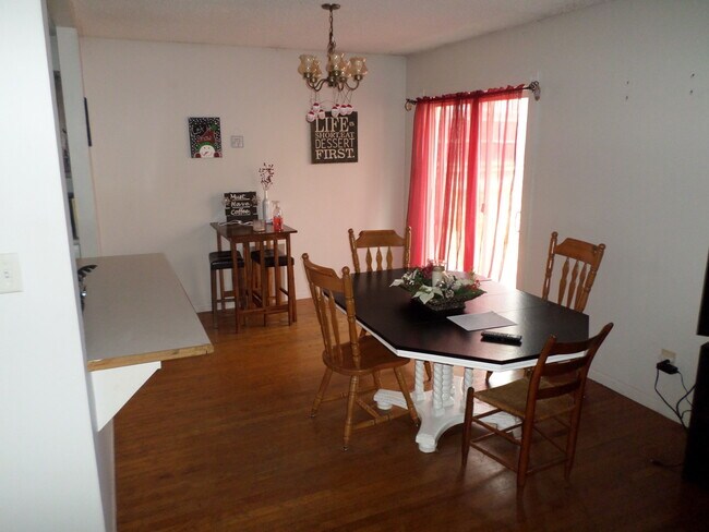Foto del edificio - 5 bedrooms 3 bath on Shirley