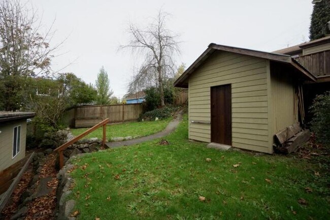 Building Photo - 3 bedroom in Seattle WA 98136