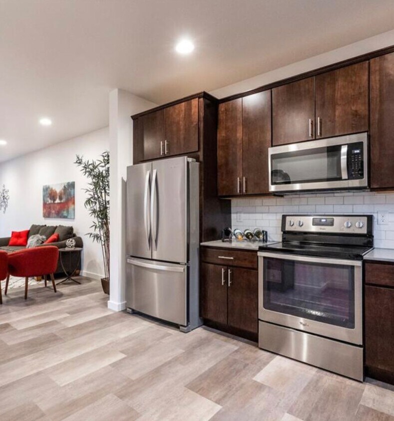 Foto principal - 3-Story Urban Walk Up at a Modern Communit...