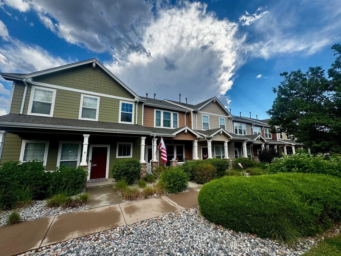 Foto del edificio - 3 Bedroom Townhome with 2 car detached garage