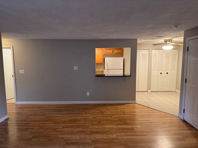 Building Photo - 2 Bedroom Condo for Rent - Tyngsboro