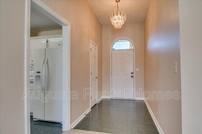 Building Photo - 207 Taylor Cir