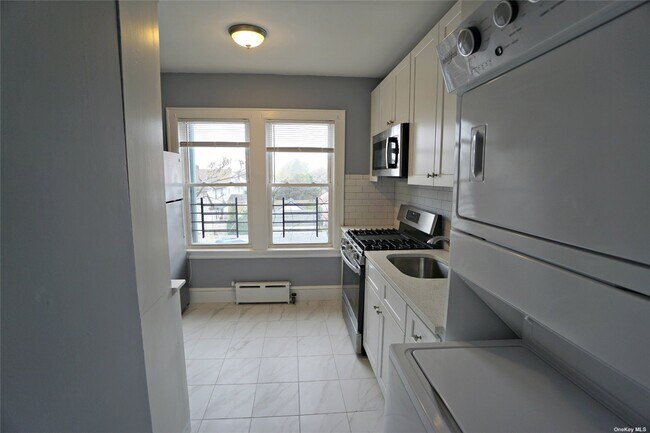 Building Photo - 101-09 Ascan Ave