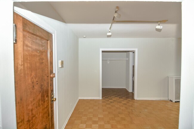 Foto del edificio - 742 W Belmont Ave