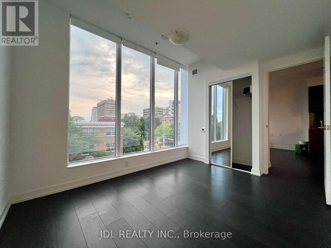 Building Photo - 203-203 College St